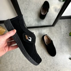 Sygeplejebutikken Sko Til Ældre|Sko Med Velcro*Sort ruskindssko med velcrolukning og gummisål