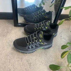 Sygeplejebutikken Sko På Tilbud*Sort sko med overdel i eftergiveligt softshell med limegrønne detaljer