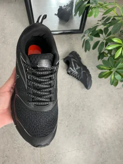 Endurance Sko På Tilbud*Sort sko med sort bund, ekstra svang og stødabsorbering