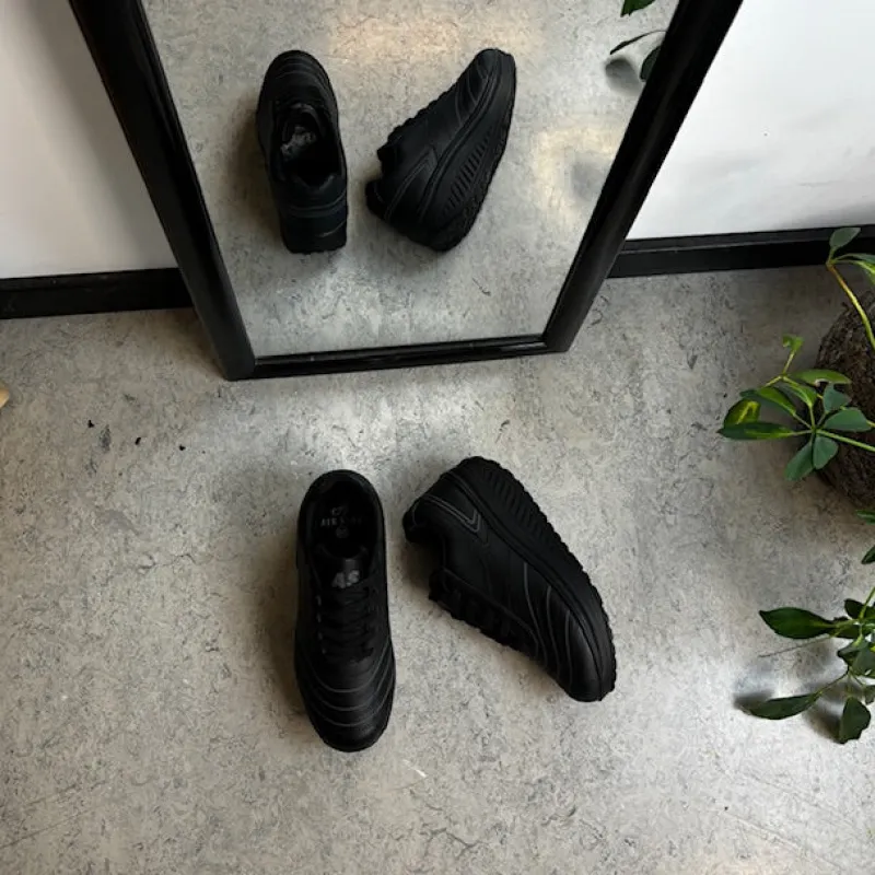 Sygeplejebutikken Sko På Tilbud*Sort sportssko med svangstøtte og gængesål.