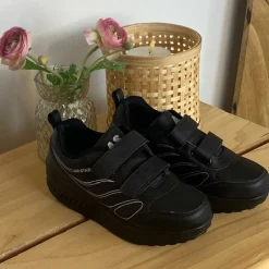 Sygeplejebutikken Leddegigt|Hælsporer*Sort sportssko med velcrolukning og gængesål.