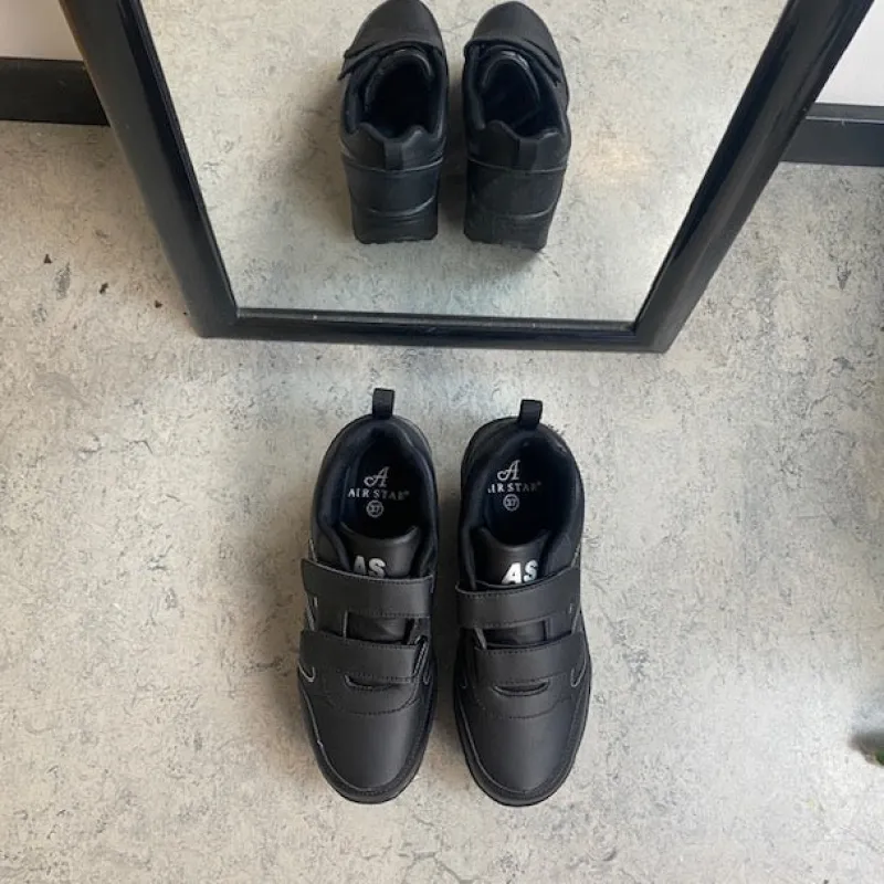 Sygeplejebutikken Leddegigt|Hælsporer*Sort sportssko med velcrolukning og gængesål.