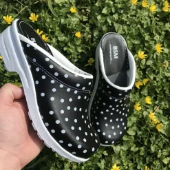 Sygeplejebutikken Work Sko*Sort træsko med polkaprikker uden kap