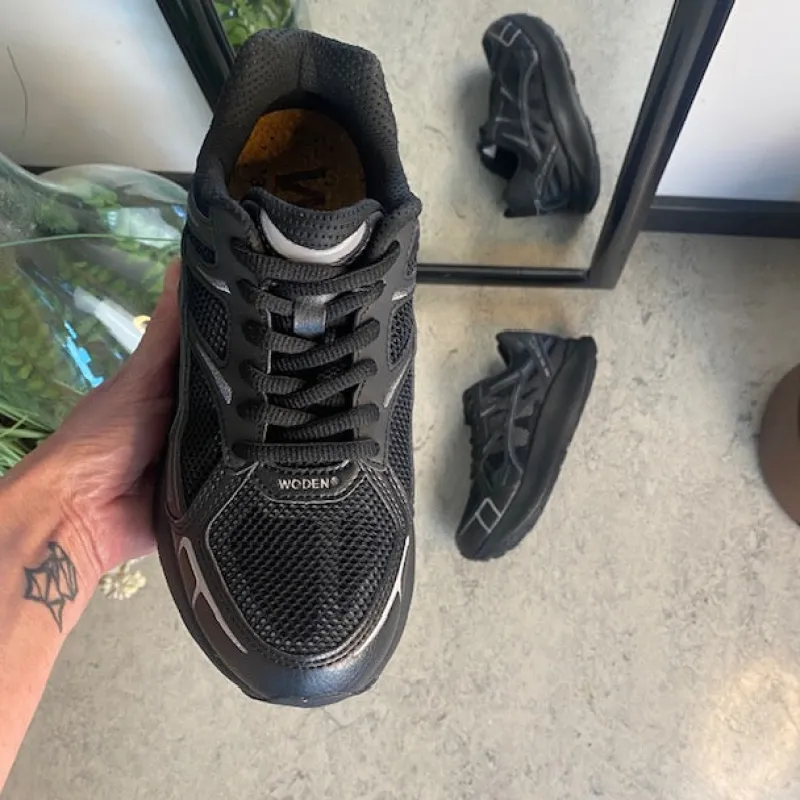 Woden Leddegigt|Hælsporer*Sort sko med god pasform