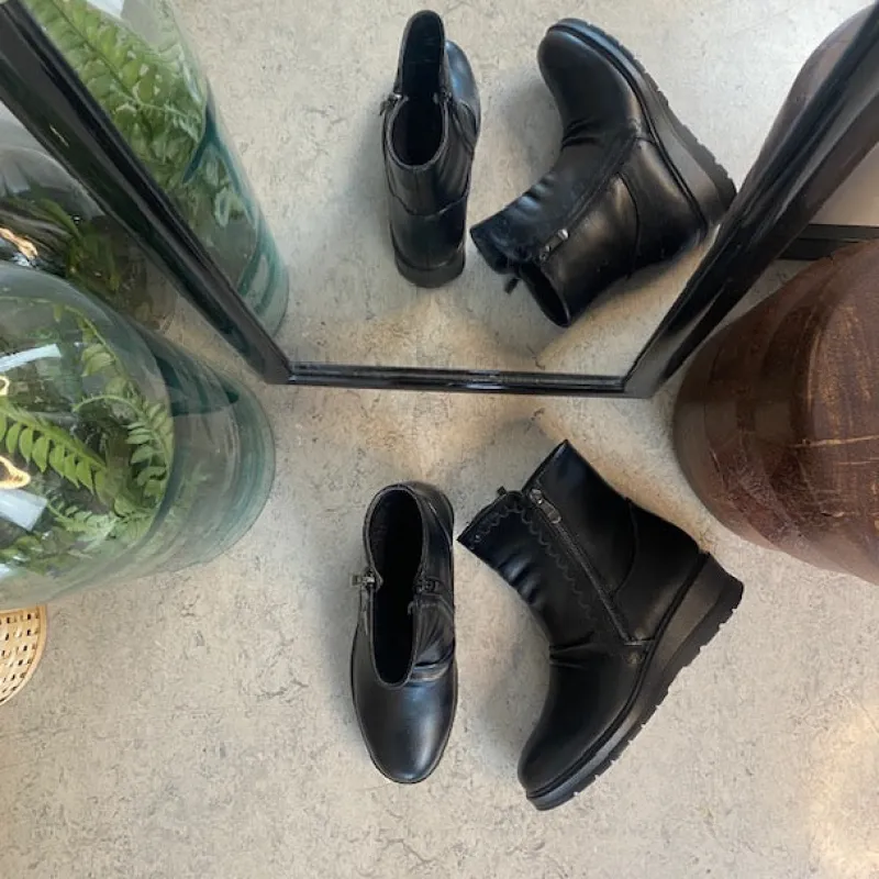 Sygeplejebutikken Sorte Støvletter|Vinterstøvler Damer*Sorte damestøvletter med varmt for og 2 lynlåse – komfortabel PU-sål og praktisk design