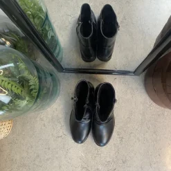 Sygeplejebutikken Sorte Støvletter|Vinterstøvler Damer*Sorte damestøvletter med varmt for og 2 lynlåse – komfortabel PU-sål og praktisk design