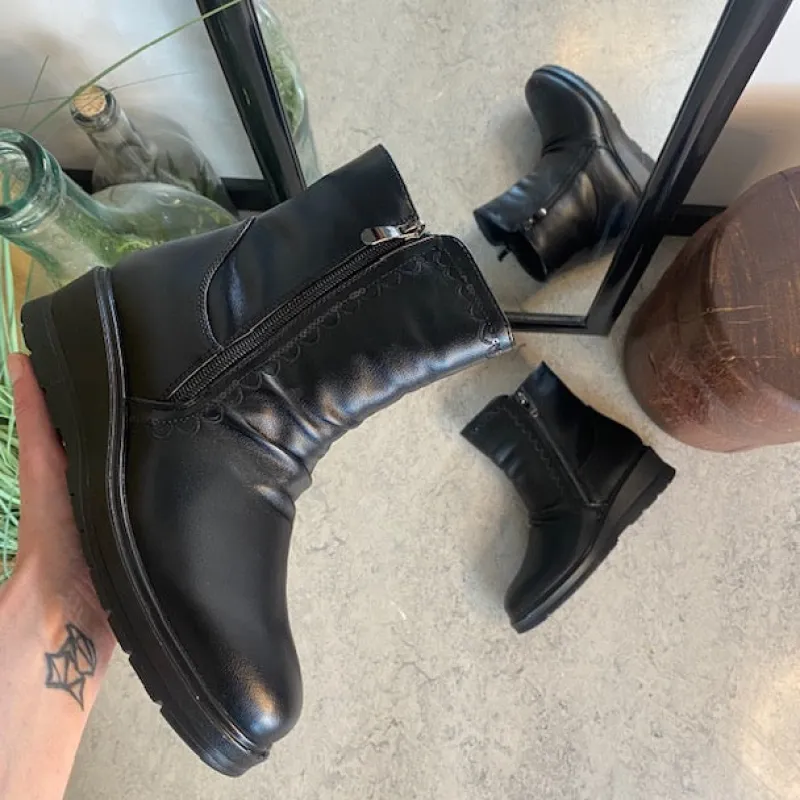 Sygeplejebutikken Sorte Støvletter|Vinterstøvler Damer*Sorte damestøvletter med varmt for og 2 lynlåse – komfortabel PU-sål og praktisk design