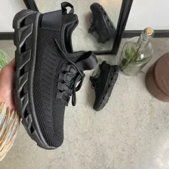 Sygeplejebutikken Knyster - Hallux Valgus|Slip On Sko*Sorte slip-on sko med strikoverdel