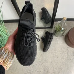 Sygeplejebutikken Knyster - Hallux Valgus|Slip On Sko*Sorte slip-on sko med strikoverdel