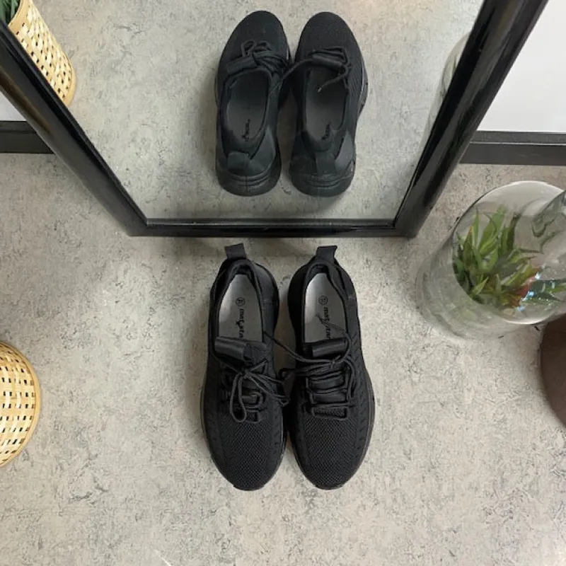 Sygeplejebutikken Knyster - Hallux Valgus|Slip On Sko*Sorte slip-on sko med strikoverdel