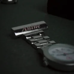 Sygeplejebutikken Gravering*Stål sygeplejeur med bred lænke og gravering