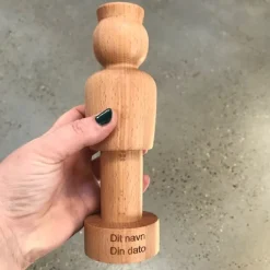 Sygeplejebutikken Gravering|Gaver Til Sundhedspersonalet*Sundhedspersonale i bøgetræ kort kittel med gravering