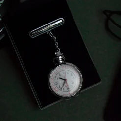 Sygeplejebutikken Gravering*Sygeplejeur med dato i stål med gravering