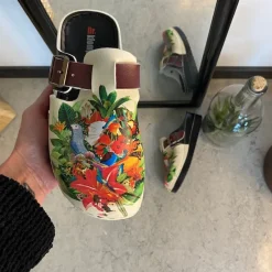 Sygeplejebutikken Clogs|Træsko Dame Modeller*Træsko med papegøjeprint