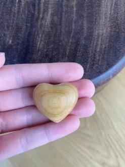 Sygeplejebutikken Gaver Til Sundhedspersonalet*Unikt lille hjerte i træ - lille hjerte med stor betydning