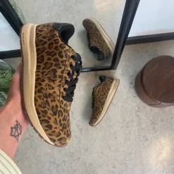 Woden Sommersko Dame|Overgangssko*ruskindssko med Leo print